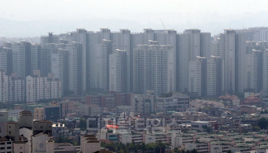 수도권 전역으로 부동산 규제가 확대되면서 기존 집값이 많이 올랐던 지역은 청약수요가 꾸준한 반면, 아닌 곳은 수요가 급격히 줄어든 것으로 나타났다. 사진은 6·17 부동산 대책을 통해 투기과열지구로 지정된 수원 영통구 일대 모습.   연합뉴스